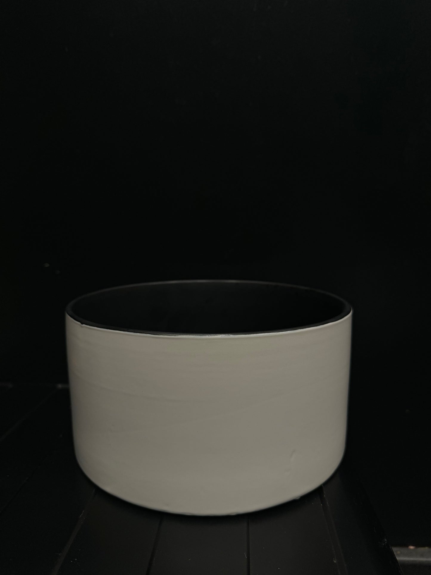 White/Black planter